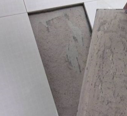 石峰瓷砖空鼓维修公司分享瓷砖铺贴时如果打浆（即涂抹在瓷砖背面和基层上的砂浆或瓷砖胶）过少，会带来以下问题